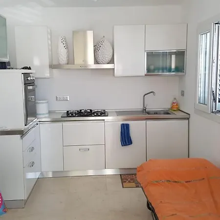 Apartmán A 300 Metri Dal Mare Arredato Con Cucina Camera Matrimoniale, Bagno E Veranda Vivibile Per Le Serate Est,ive *